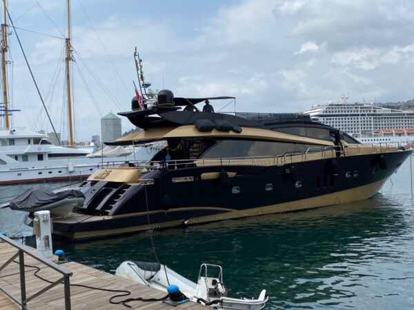 An awkward manoeuvre by a yacht in Genova: two tenders damaged and a crash against the barge pier