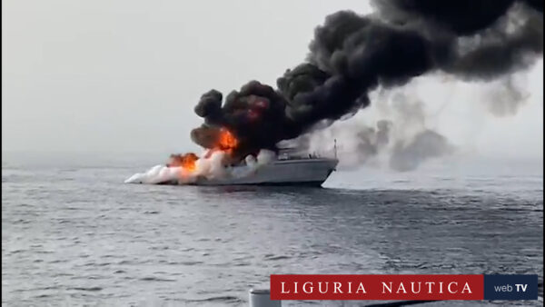 A Guardia di Finanza patrol ship catches fire and sinks off the coast of Calabria: the video