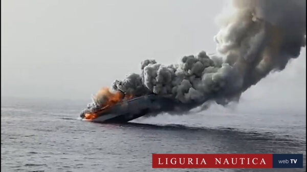 Un pattugliatore della Guardia di Finanza prende fuoco e affonda in Calabria: il video