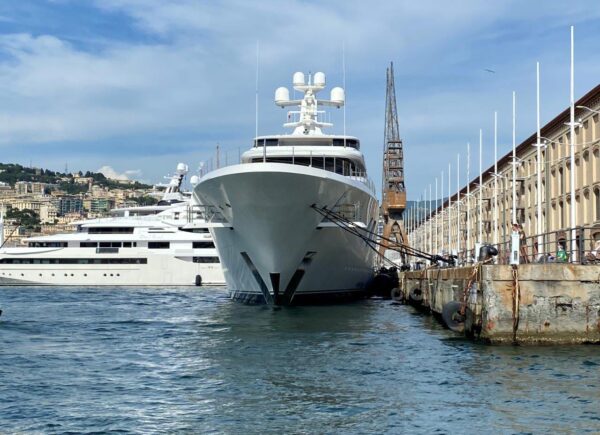 Al Porto Antico di Genova è ormeggiato il megayacht Aquarius: le foto di LN