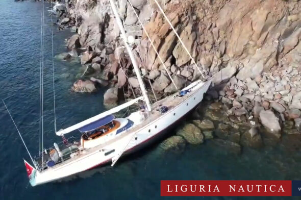 The sailing yacht “Malizia” by Perini crashes off Stromboli: it once belonged to Prince Ranieri of Monaco