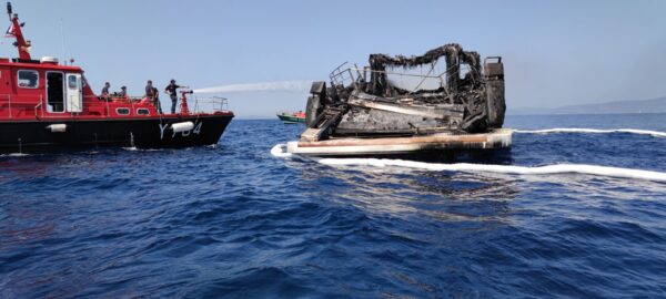 Lo yacht “La Reine d’Azur”, un 30 metri di Sanlorenzo, in fiamme in Costa Azzurra