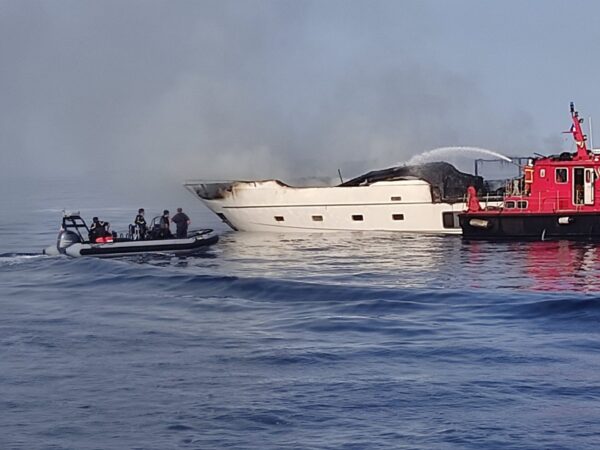 Sanlorenzo di 30 metri a fuoco in Costa Azzurra: è lo yacht “La Reine d’Azur”