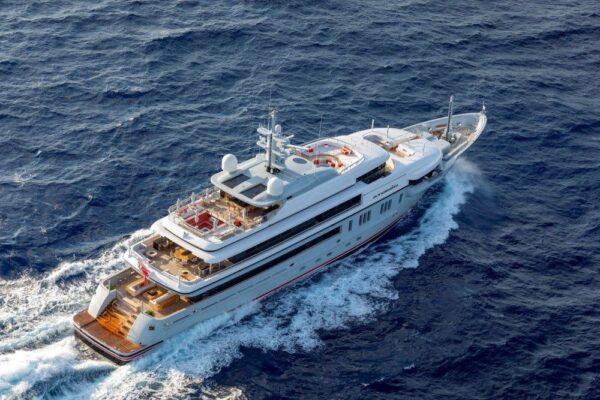 Il superyacht Atomic consegnato all’armatore: al suo interno anche un centro diving all’avanguardia