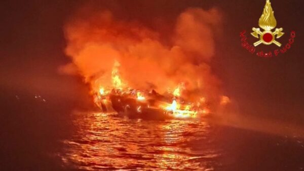 Yacht da 24 metri in fiamme affonda al largo di Capo Comino. Salvi i 4 occupanti