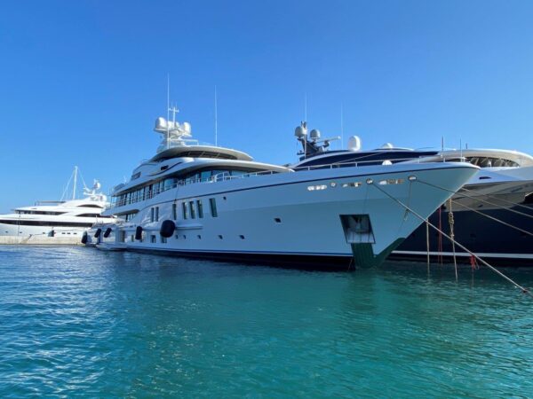 Il megayacht Plvs Vltra avvistato a Genova: il video di Liguria Nautica