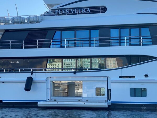 Il megayacht Plvs Vltra avvistato a Genova: le foto di Liguria Nautica