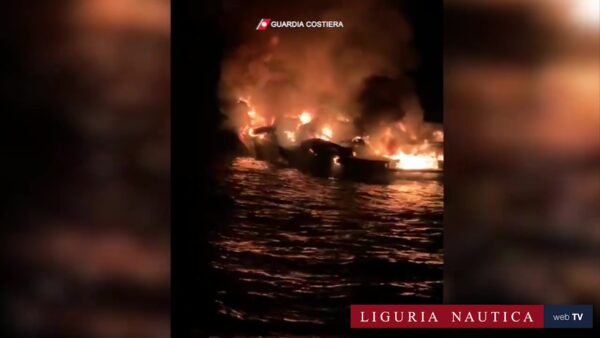 Yacht da 24 metri distrutto dalle fiamme affonda al largo di Capo Comino