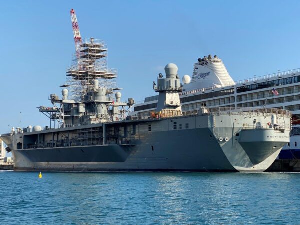 La Uss Mount Whitney avvistata in bacino a Genova: le foto di LN dell’ammiraglia della sesta flotta della Us Navy