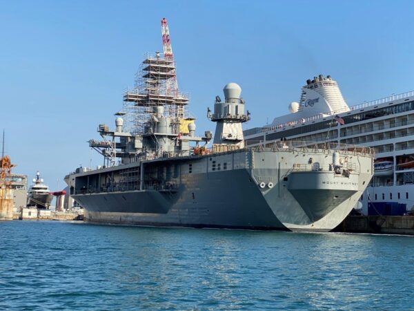 La Uss Mount Whitney in bacino a Genova