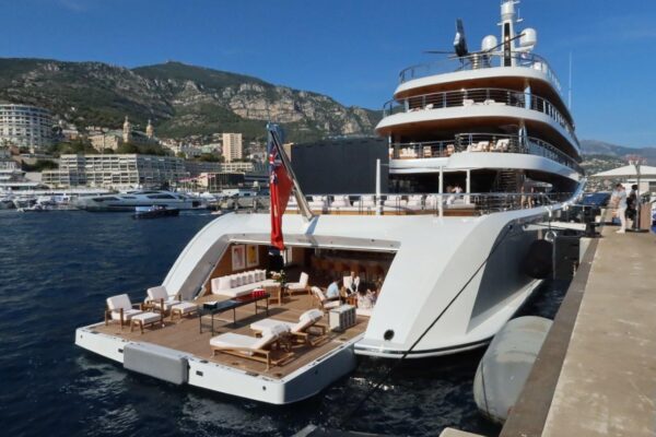 Scopriamo il megayacht “Viva” di Feadship: 94 metri di lusso ibrido. Le foto di LN