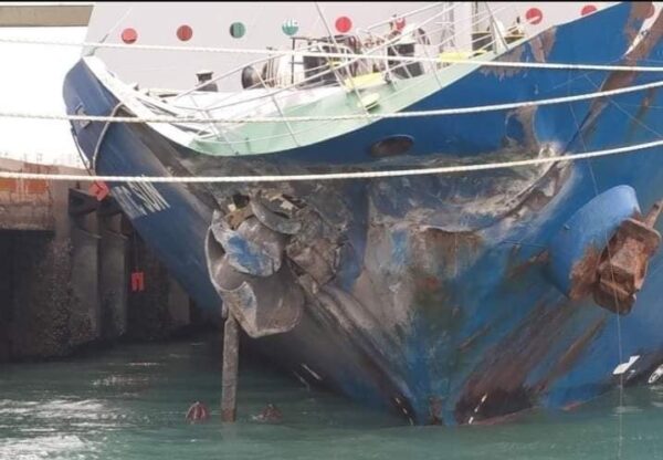 Nave portacontainer si schianta contro il molo del terminal a Taichung