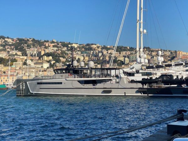 The mega yacht B3 in Genova: a super luxury boat which is actually “just” a tender