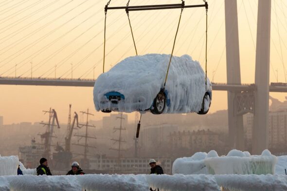 A ship carrying new automobiles arrives in Russia covered in ice: the video