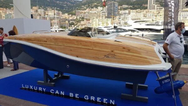 Faro 5: the electric boat in wood with solar powered charging station