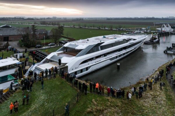 Il megayacht Galactica (80 metri) passa sotto il ponte per soli 12 centimetri: il video