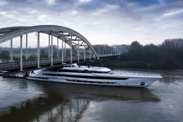 The 80-metre mega yacht “Galactica” clears a bridge by just 12 centimetres: the video