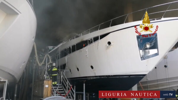 Incendio al cantiere Ferretti di Cattolica distrugge uno yacht da 30 metri in consegna