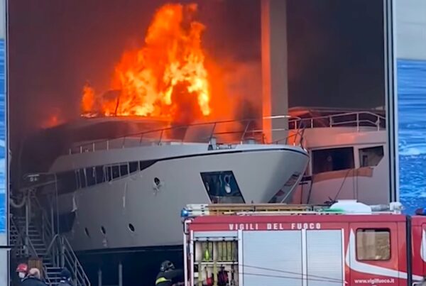 Incendio al cantiere Ferretti di Cattolica: distrutto uno yacht da 29 metri in consegna