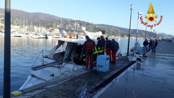 Incendio a bordo di uno yacht ormeggiato nel porto di Lavagna