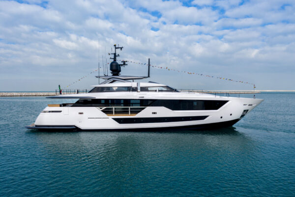 Ferretti vara il nuovo yacht planante Custom Line 106′ M/Y Gerry’s Ferry