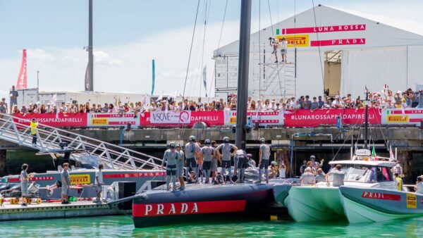 “Luna Rossa, la sfida indimenticabile”: il libro che racconta le notti magiche di Auckland