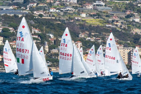 Al via la “Carnival Race”: a Marina degli Aregai i migliori specialisti delle classi 420 e 470