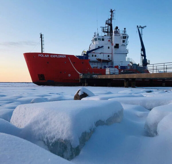 Un tuffo nel Mar Glaciale Artico con la nave rompighiaccio Polar Explorer