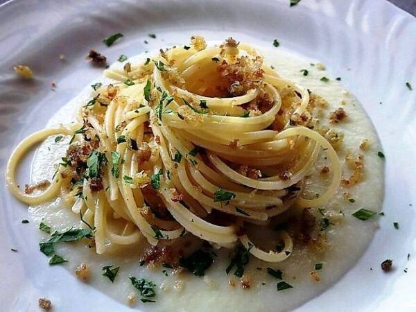 Spaghetti con crema di acciughe e cavolfiore