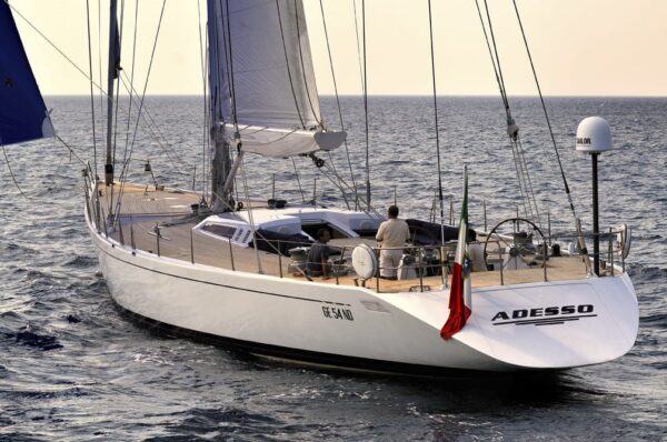 Classe ed eleganza a bordo dello yacht a vela ‘Adesso’