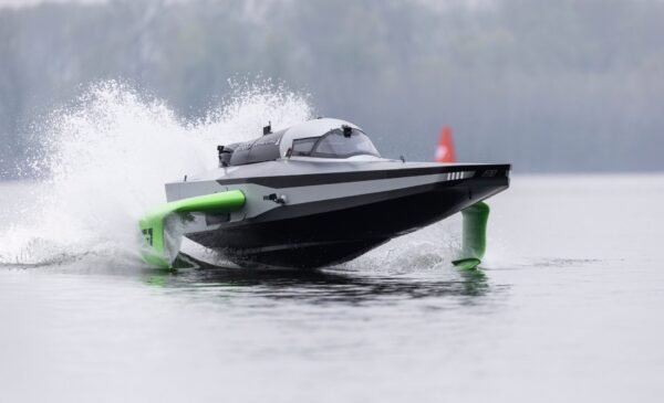 Battesimo dell’acqua per RaceBird, il motoscafo elettrico con hydrofoil di E1