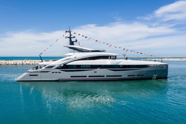 Varato il superyacht “Aria SF”: ecco il nuovo 45 metri di ISA Yachts