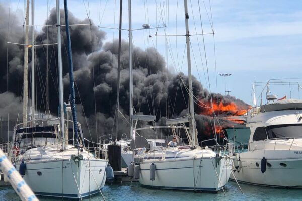 The megayacht “Pesa” by Sanlorenzo sinks in the port of Valencia after a fire lasting 12 hours