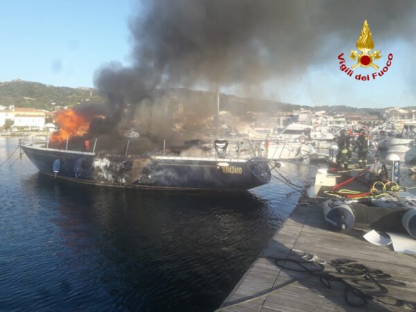 Barca a vela da 13 metri distrutta dalle fiamme nel porto di Cannigione