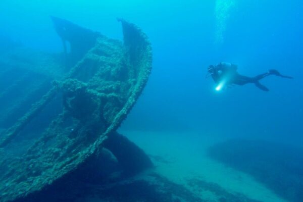 “Storie sommerse – Esplorazioni tra i relitti”: un libro di viaggi, di mare e di immersioni