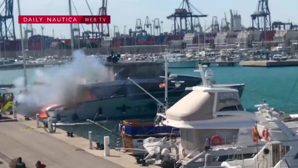 Il megayacht “Pesa” di Sanlorenzo distrutto da un incendio affonda nel porto di Valencia