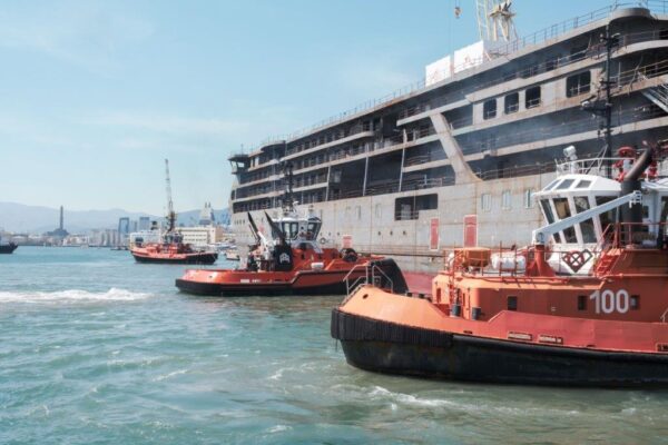 Lo scafo di Seabourn Pursuit a Genova per l’allestimento finale ai cantieri T. Mariotti