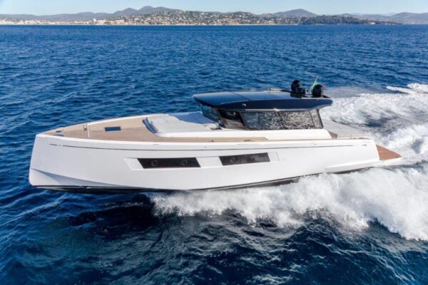 Pardo GT52: world premier in Saint Tropez for the crossover between a Walkaround and Cabin Cruiser