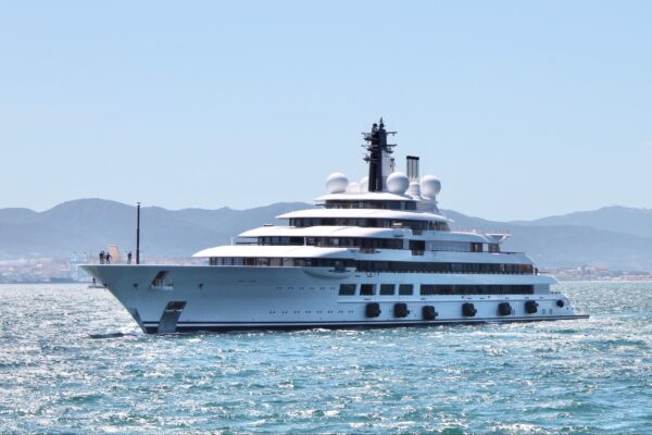 Il gigayacht Scherazade congelato dalla Guardia di Finanza. È di Putin? Il mistero continua..