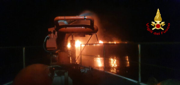 The m/y Naseem has sunk off the coast of Puglia after catching fire: the video