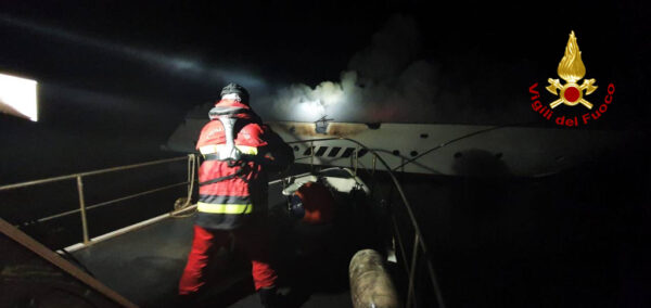 Il m/y Naseem distrutto da un incendio affonda al largo della Puglia: il video