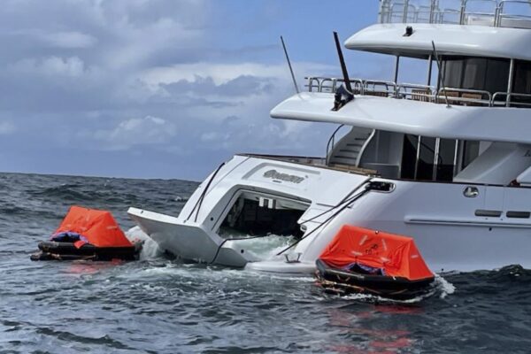 The megayacht “Domani” by Benetti in trouble: rescued by the American Coast Guard