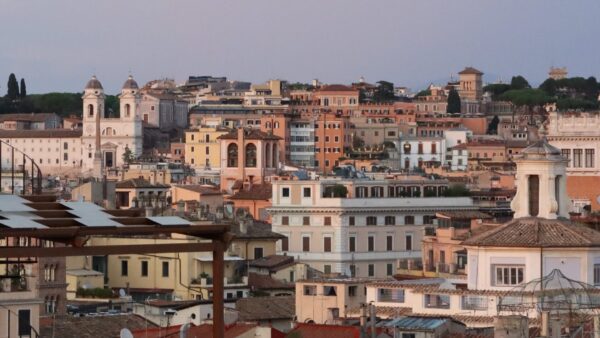 “Le fate in nero”: nel libro di Corcione un’avventura dal Mare del Nord fino a Napoli