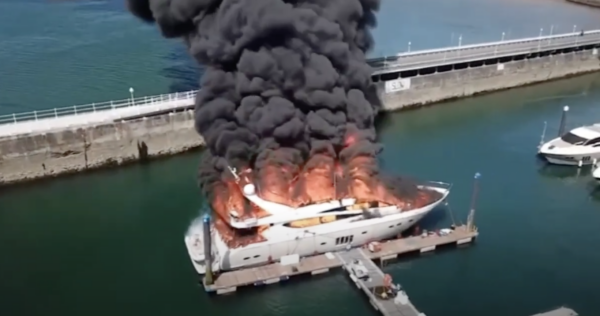 Il superyacht Princess Rendezvous prende fuoco e affonda in Inghilterra