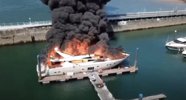 Il superyacht Princess Rendezvous prende fuoco e affonda in Inghilterra