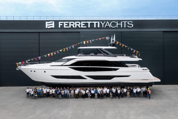 Varata la prima unità del Ferretti Yachts 860