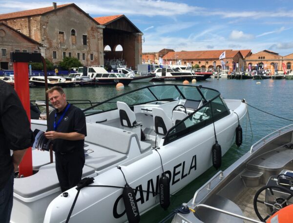 Ecco il nuovo Candela C-8, la barca elettrica che “vola” sull’acqua