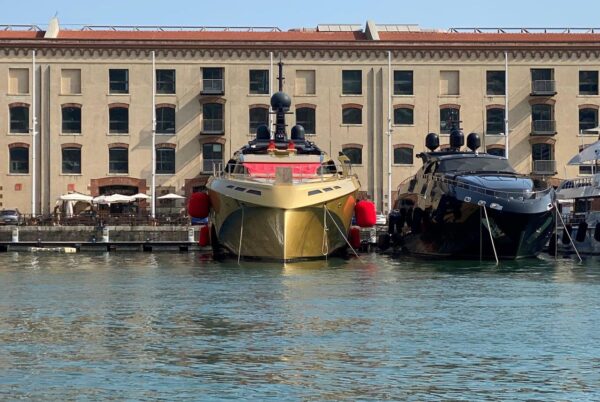 Il megayacht Khalilah avvistato in porto a Genova: il video