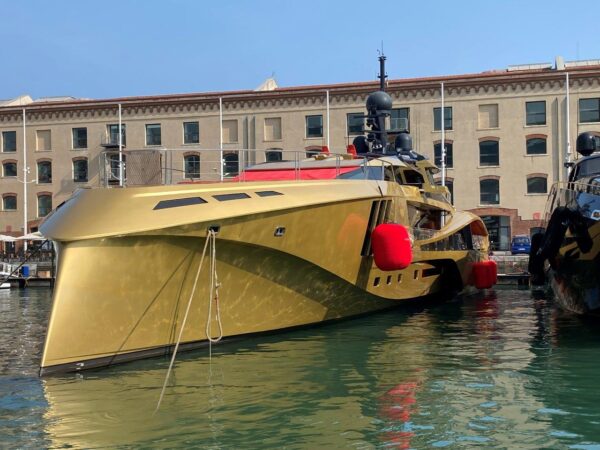 Il megayacht Khalilah avvistato in porto a Genova. E’ in vendita: ecco quanto costa