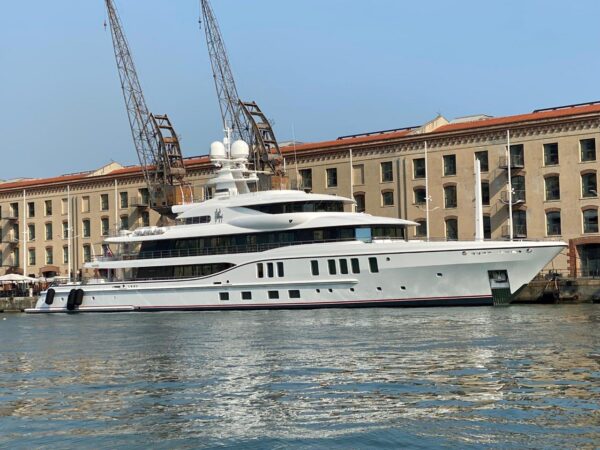 Il megayacht Sixth Sense in porto a Genova: è del re delle crociere Micky Arison